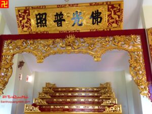 Mẫu cửa vòng thờ sơn son thếp vàng chạm Cửu Long Quần Tụ ý nghĩa