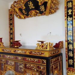 Bộ bàn thờ ô xa cùng với cuốn thư câu đối bằng gỗ sơn son thếp vàng đẹp