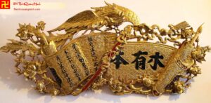 Mẫu cuốn thư cổ chạm Phượng cắp kiếm đẹp