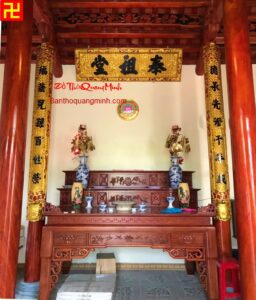 Bàn thờ tam cấp hiện đại và bộ hoành phi câu đối chữ hán nền gấm đẹp