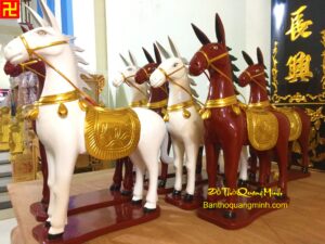 Mẫu ngựa thờ sơn son dát vàng, dát bạc phủ hoàng kim đẹp