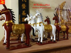 Mẫu ngựa đỏ và ngựa trắng thờ cúng tâm linh ý nghĩa