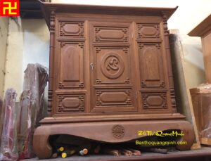 Mẫu bàn thờ hiện đại chạm chữ Tâm trung tâm