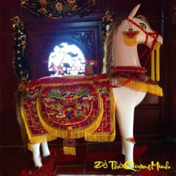 Mẫu ngựa gỗ mít thờ đình chùa, đền điện cùng bộ giáp thêu họa tiết đẹp