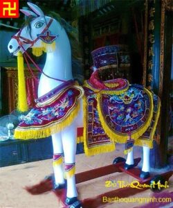 Mẫu ông ngựa gỗ màu trắng đẹp - ngua go